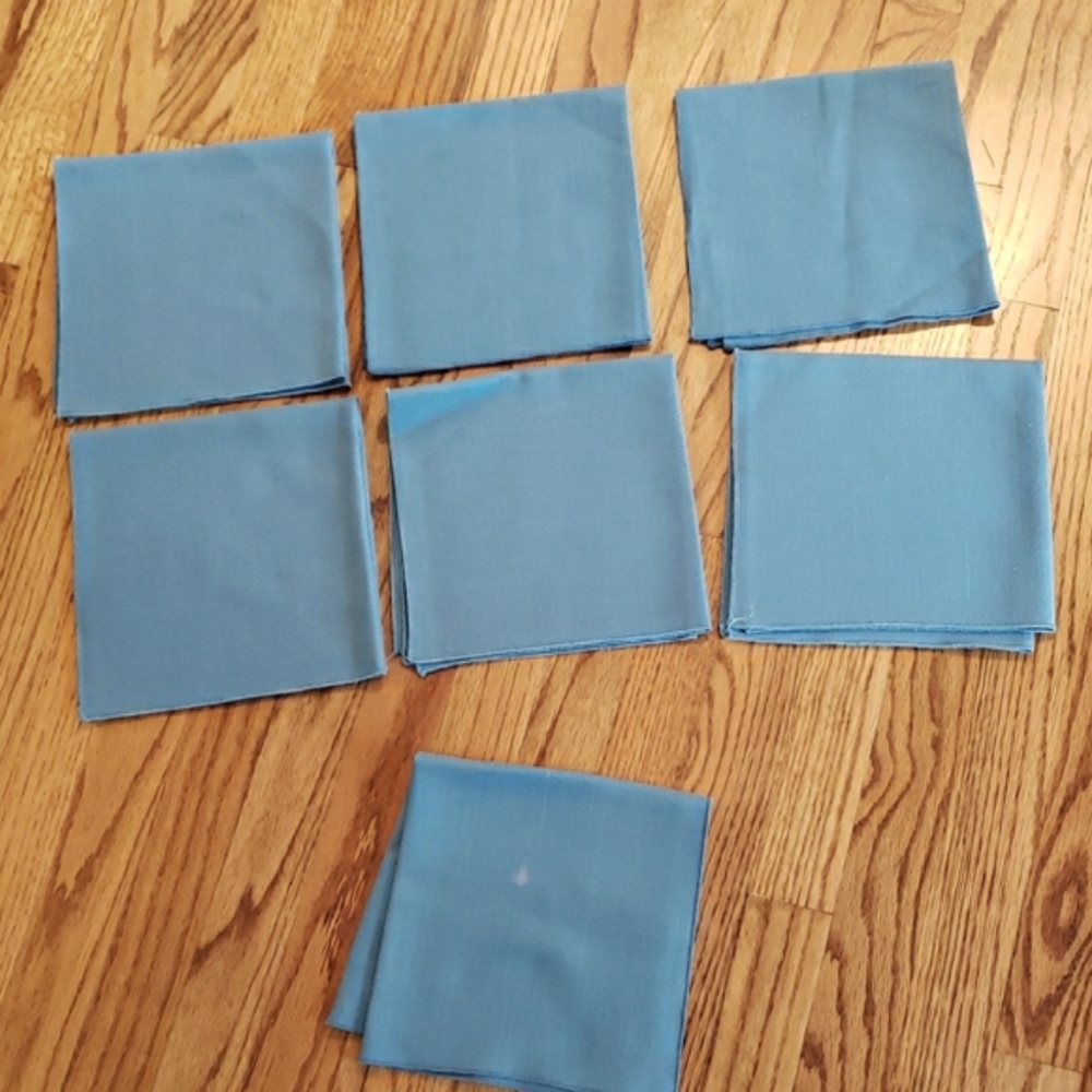 Vtg Set- Oval Light Blue Tablecloth & Napkins (7) - Picture 8 of 10